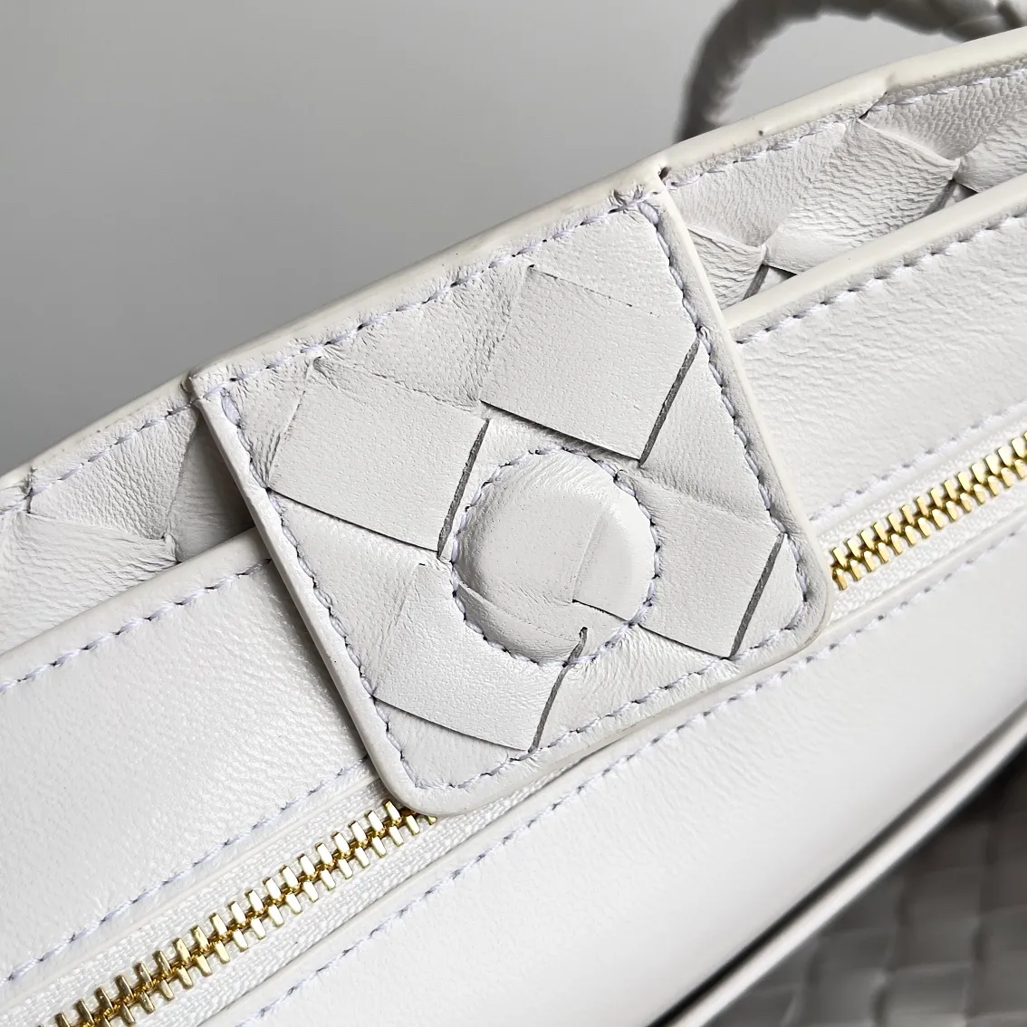 The 2023 new Andiamo batch of 1860 BV has been shipped‼ ️Really popular🔥The new Andiamo woven handbag launched by Bottega Veneta this season is really popular all over the world! ! Celebrities at home and abroad have worn it, and Oscar-winning actress Michelle Yeoh has taken it out on the street. Song Jia, Trai Yara, Yu Feihong, Sanji Ayaka, Rosie Hunting-Whiteley, Yoshioka Riho, etc. have all picked up this bag. It is classic and versatile, showing off its temperament, and the bag capacity is also large, which is very convenient for daily commuting! ! A variety of carrying methods, the shoulder straps can be adjusted by yourself, the original lambskin feels soft and delicate, and the neutral style is made to break gender boundaries and bring a more practical and longer-lasting use experience. Andiamo, which has both elegant and casual styles, perfectly interprets the true appearance of "fashionable old money style". Style number: 743568 Size: 25*22*10.5cm